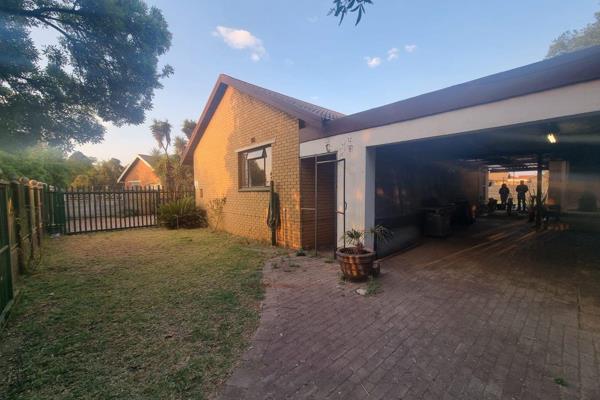 4 bedroom house 
2 bathrooms
Lounge
Diningroom with indoor braai
Kitchen with separate scullery

Bonus 2x one bedroom flatlets ...