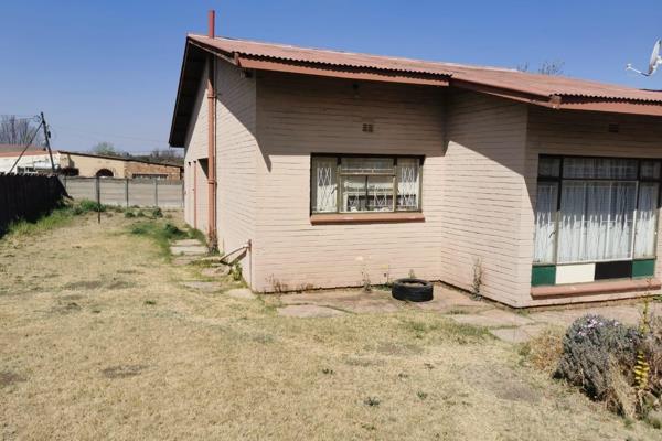 This property in Noycedale offers:
3 Spacious bedrooms with cupboards
1 Full bathroom
Separate toilet
Big kitchen without stove enough ...