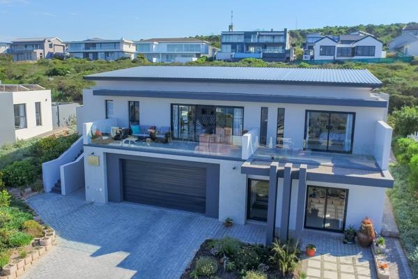 Escape to this architecturally designed 3-bedroom home in the prestigious Pinnacle Point Estate, where luxury and comfort meet ...