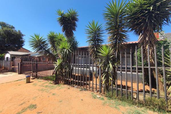 This is a neat family home in Actonville Benoni. The main house consists out of 2 large bedrooms and a large family bathroom with a big ...