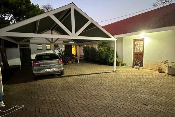 Large  4 bedroom house with parquet floors close to Tuks, schools  and shopping centers.

House is very well maintained.  Two ...