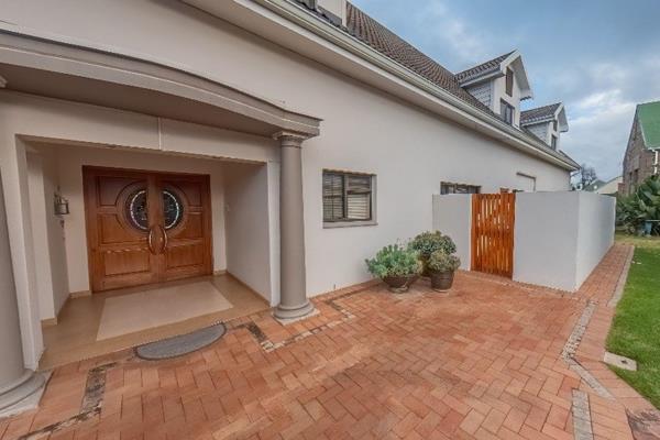 This double-storey designer home, set above an unobstructed green belt, located in a high sought after area of Oudtshoorn is ideally ...