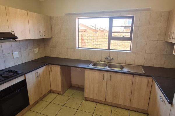 2 Bedroom house with 2 bathroom available.
Property offers open plan living with Kitchen.
There is a double garage with electric ...