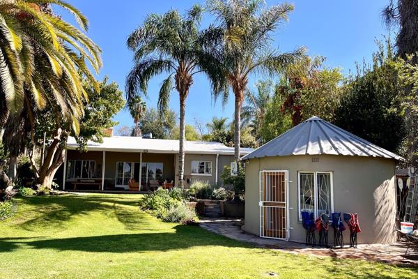 There are only a few properties in Upington with direct access to the river. This is one of them.  The property is situated on a ...