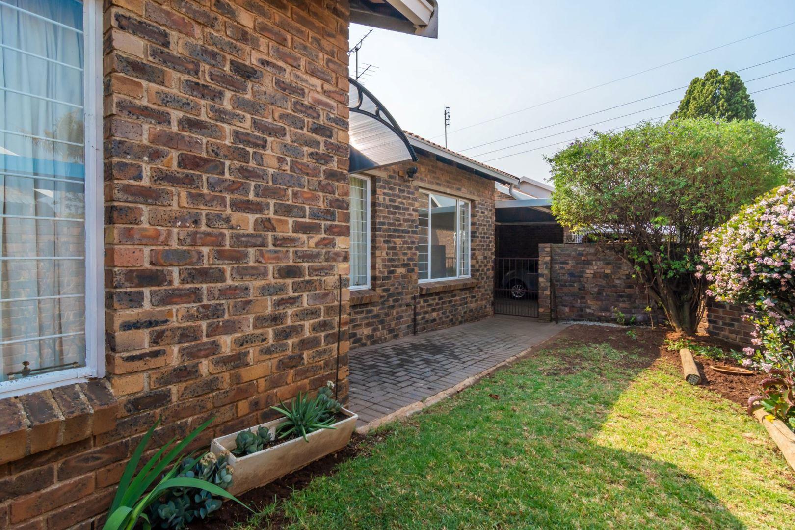 3 Bedroom Townhouse for sale in Noordheuwel - 43 Jeromi Clusters - P24 ...