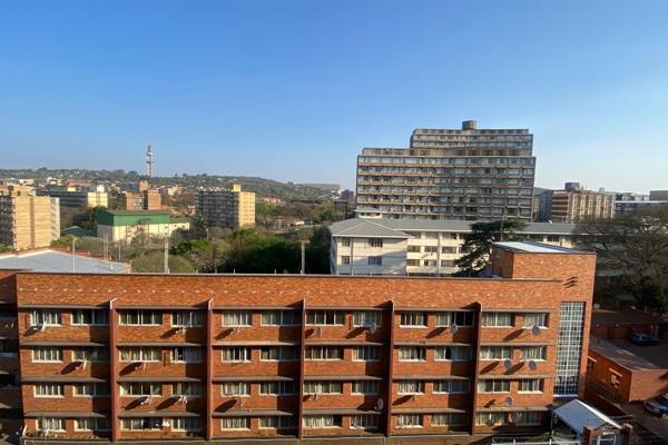 Invest in this one bedroom apartment situated in Pretoria Central.
It comes with a neat kitchen, separate bathroom and toilet, tiled ...