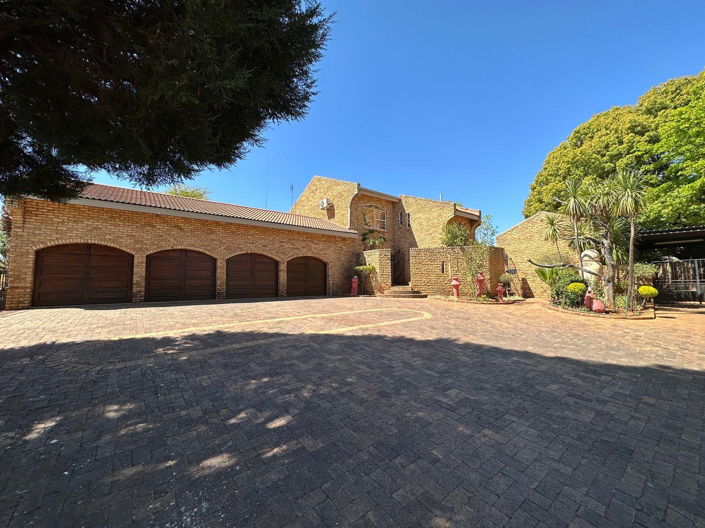 4 Bedroom House for sale in Wilkoppies - P24-113338918