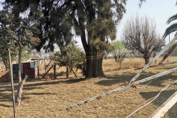 1 Big empty (Vacant) stand wit a second Plot with a workshop and a farmhouse on which can be used as a sleepover point for contractors.