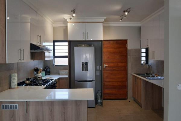 The property offers the following,
* 3 spacious bedrooms
* 2 bathrooms
* Open plan kitchen with Gas stove and modern cupboards
* ...