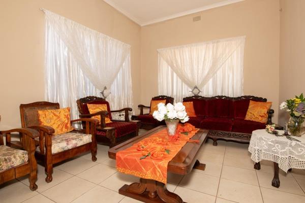 Offers you 3 bedrooms 
2 bathrooms with en-suite bathroom connected to the master bedroom
Second bathroom has a bath and shower ...