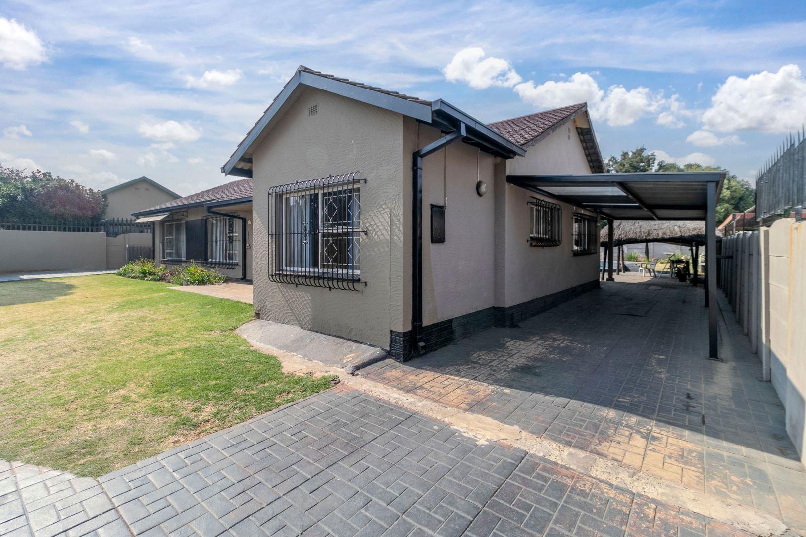 4 Bedroom House for sale in Verwoerdpark 75 Jim Fouche Road P24