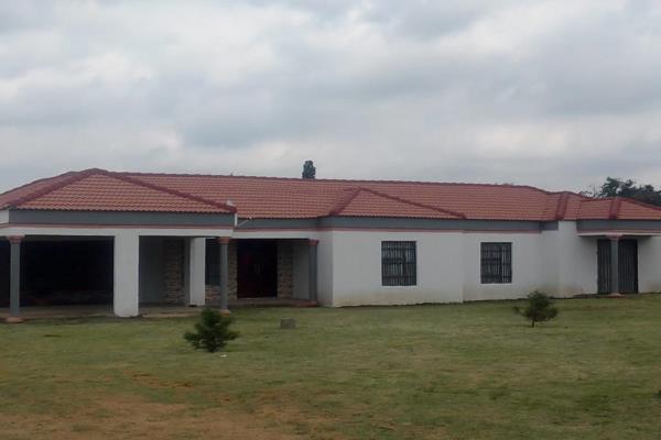 THIS PLOT OFFERS YOU: 
 3 bedrooms 
2 bathrooms 
Neat kitchen 
TV room 
Built-in cupboards 

BONUS. 
School building with 4 ...