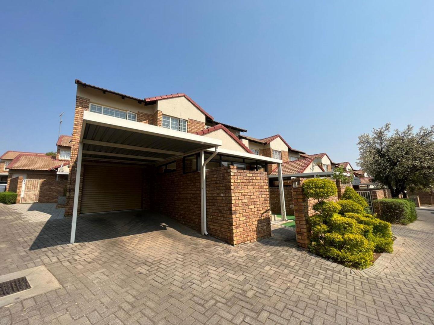 3 Bedroom House for sale in Raslouw - P24-113349268