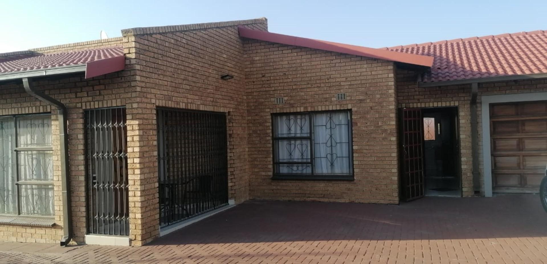 4 Bedroom House for sale in Die Heuwel Ext 4 - P24-113349577