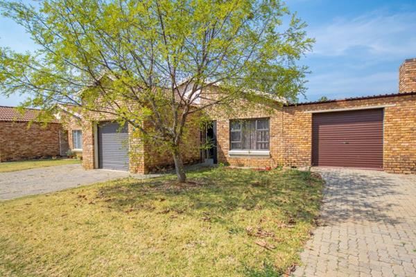 Bank Assisted Sale .Get yourself this stunning townhouse positioned conveniently in East Lynne, a beautiful Pretoria North-eastern ...