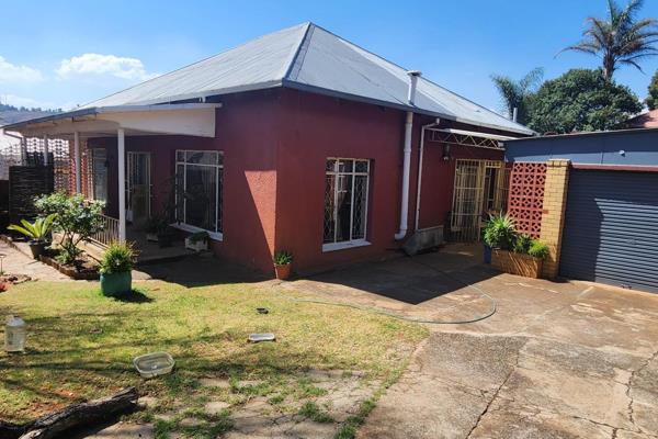 This Neat spacious Family home situated in Kensington consists of a covered front patio leading into the swimming pool area and into ...