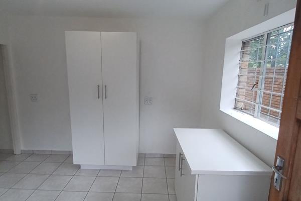 This room has it&#39;s own shower and toilet, a small kitchen with counter top oven and two plates. Set on a beautiful property in ...