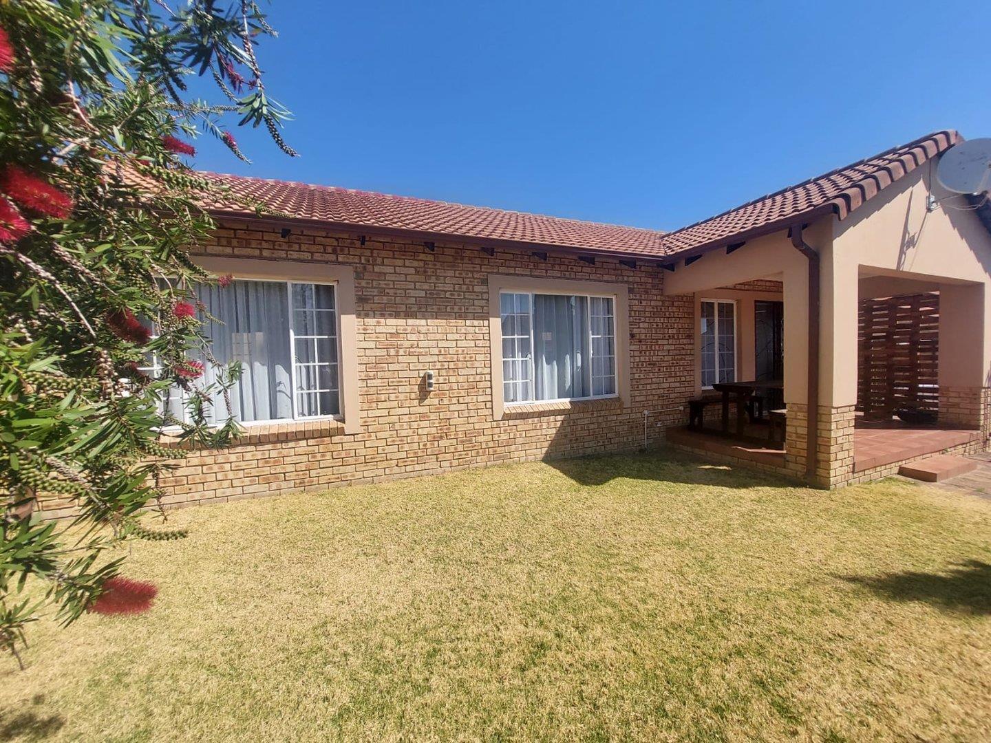 3 Bedroom Townhouse for sale in Sasolburg Ext 11 P24113355997