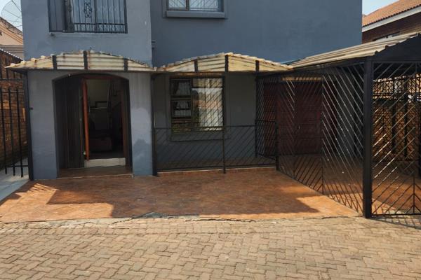 Central Location 
Close to Main Roads
And All Amenities 
4 Bed n 3 Bath
With Domestic Quarters 

