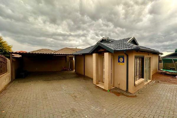 Amandasig 

We are very proud to present this beautiful house that is situated at Amandasig.  The house offers 3 bedrooms , 2 ...