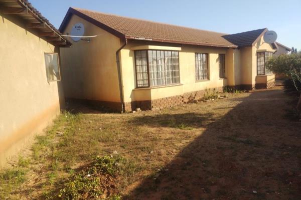 3bedroom ,2 bath ,dining and lounge ,garage plus big spaza shop ,outsideroom plus toilet.