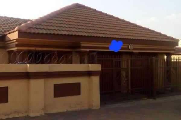 This 3 bedroom house in kwaguqa boasts a spacious interior and is completed by a double garage featuring automated doors, providing ...