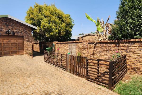 Very well priced house on a subdivided stand in Kanonkop.  Small yard space, however it still has the opportunity for no less than two ...