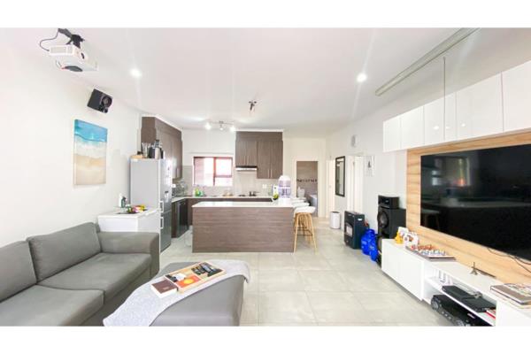 Rawson Dowerglen proudly presents this spacious 2 bed 2 Bath unit is a small complex in Illiondale.
The Kitchen and Lounge is open Plan ...