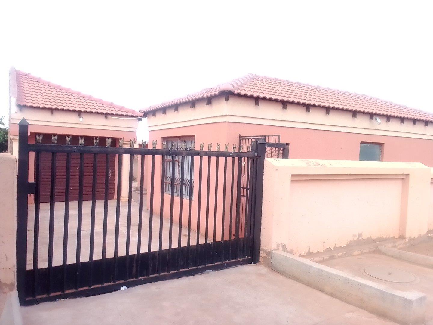 4 Bedroom House for sale in Soshanguve South Ext 2 - P24-113380417