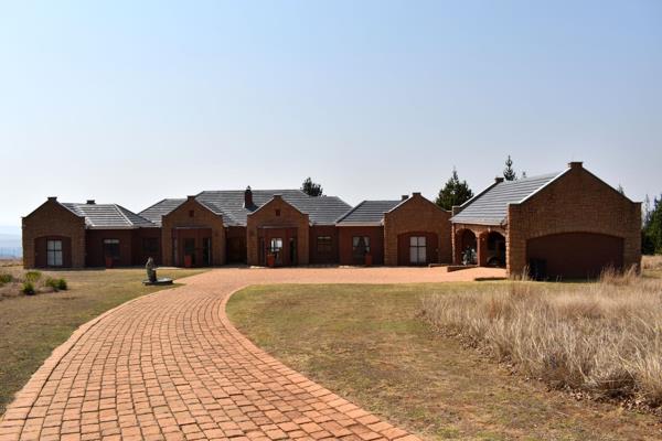 This luxury guest lodge is situated on the renowned Kloppenheim Country Estate and has ...