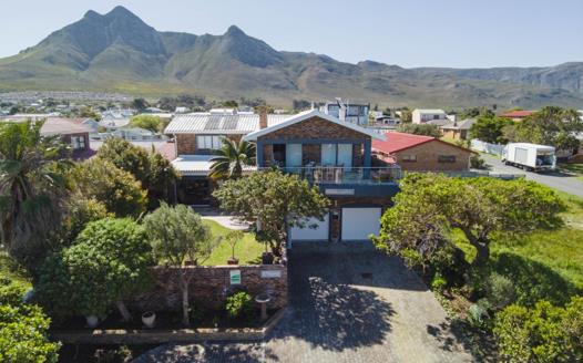 5 Bedroom House for sale in Kleinmond Central