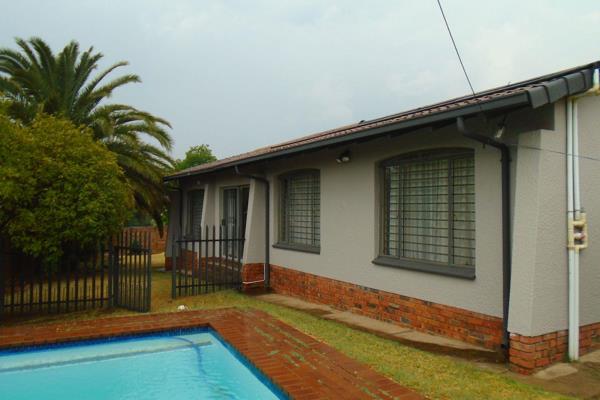 Very clean neat home situated on 648 sqm stand

This home offers entrance, Lounge, cum diner, 4 Bedrooms and Bathrooms (Mes) Lovely ...