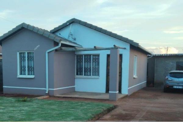 Home 3 Bed Room Protea Glen ext 24
Beautiful house

3bed Room with fitted wardrobes

Open Plan lounge

fitted kitchen

Toilet ...