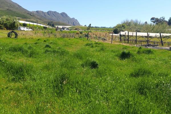 Plot with views towards the Valley and Kasteelberg. Come built your lock up and go in ...