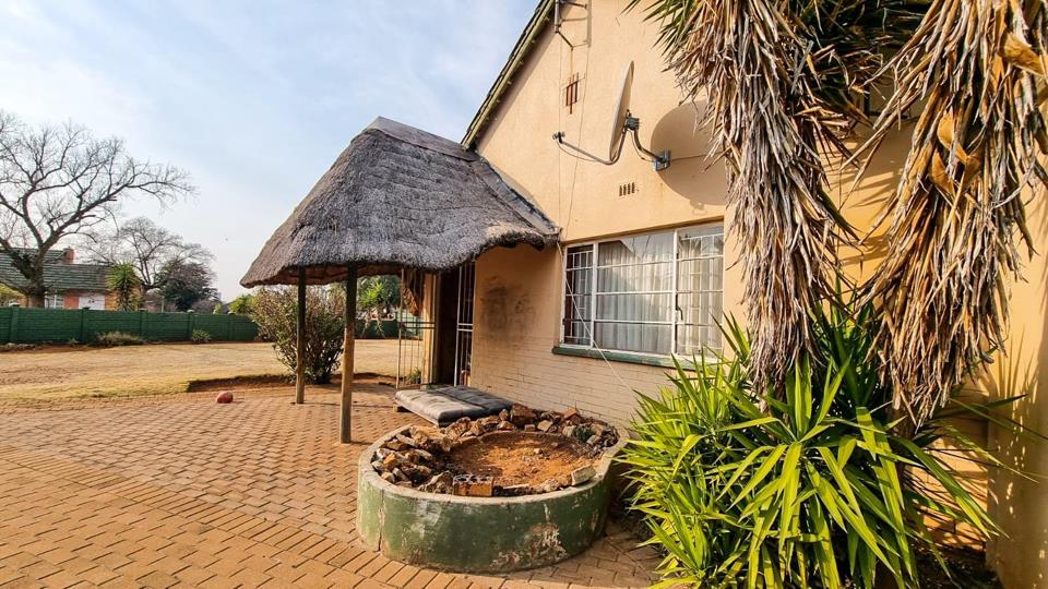 3 Bedroom House for sale in Stilfontein Ext 3 - P24-113387646