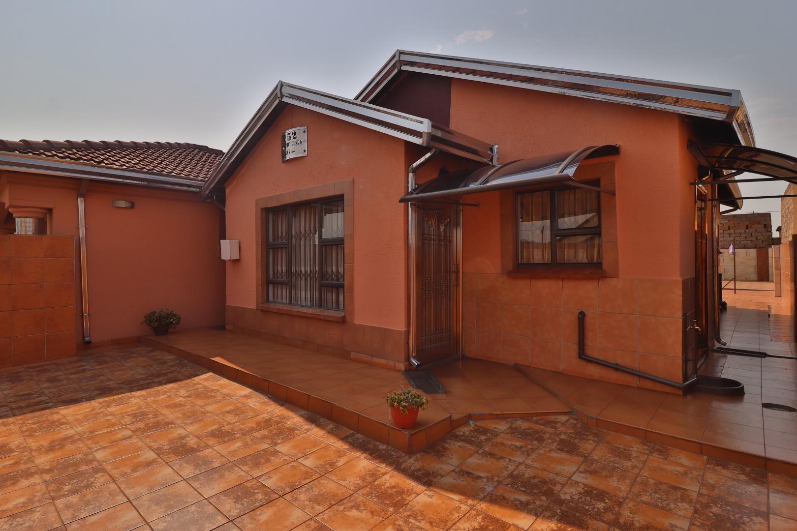 3 Bedroom House for sale in Vosloorus Ext 6 P24113387923