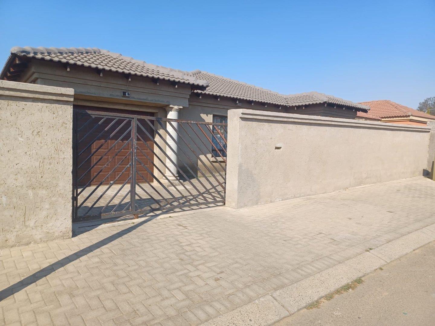 3 Bedroom House for sale in Regents Park P24113395301