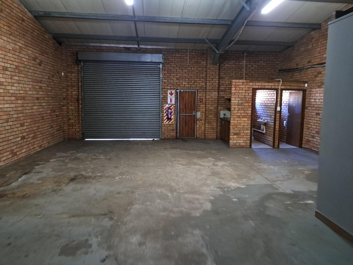 Industrial property to rent in Alton P24113395474