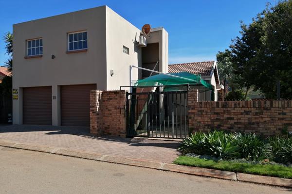 Located in Little Falls, Roodepoort, Gauteng. This well-priced 3 Bedroom Townhouse is in ...