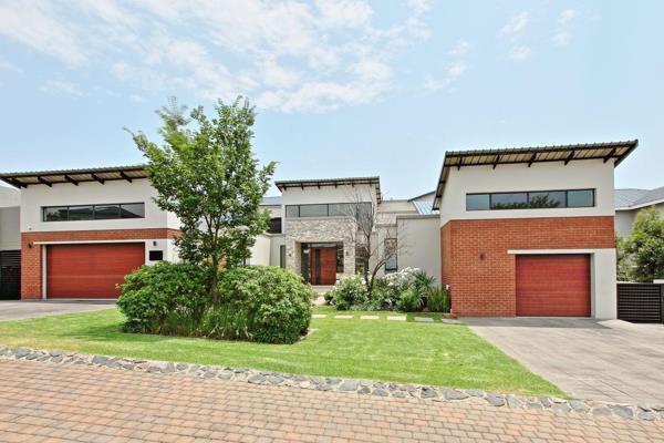 5 Bedroom home in
Waterfall Country Estate. This organic modern home greets you with sandstone
cladding, red brick, smooth plaster and ...