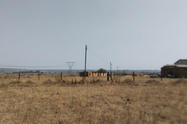 This vacant piece of land covers 16.7 HA and is front to Olifants river. Water is from the borehole and electricity from ESKOM. Call ...