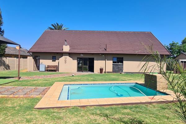 Centrally located between Springs &amp; Brakpan.

Close to all amenities and easy access to highway.

* Large entertainment room ...