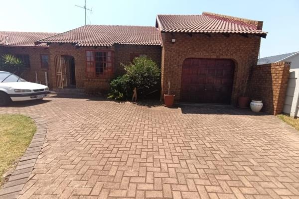 This facebrick home consists of the following:
4 Bedrooms with with built in cupboards. 
2,5 Bathrooms (1 x Main-En Suite). 
Open ...