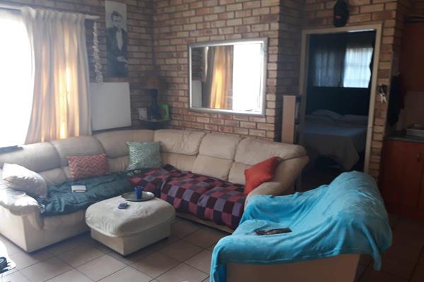 This 1 Bedroom Apartment situated in the heart of Parys, is ideal for a young couple or bachelor. 

The apartment boasts an open plan ...