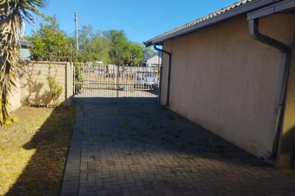 2 Bedrooms, 1 Bathroom, Kichen lounge open plan.
Garage remote.
Lapa and Garden
Pre-paid meter.