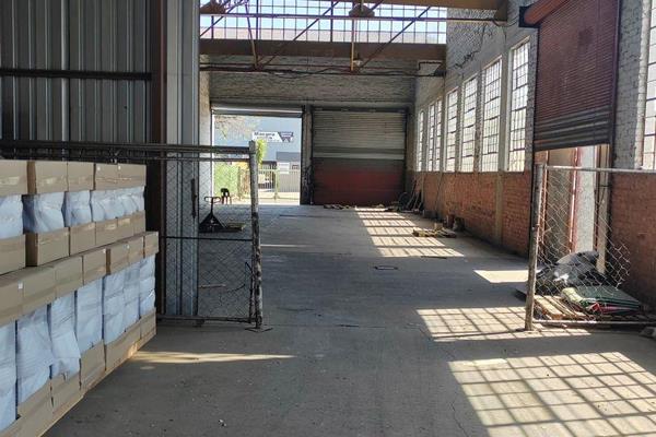 Big 3350m2 warehouse or factory well maintained with 5x 5meter roller doors and in good ...