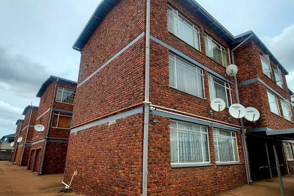 1 bedroom apartment situated in Daspoort close to transport schools and shops. With a ...