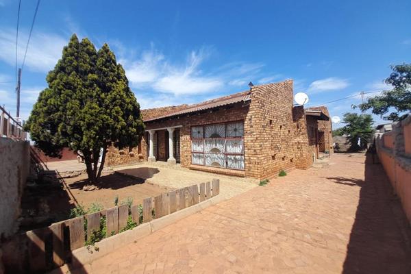 Introducing this lovely three-bedroom family home in Mohlakeng , where pets are welcome, and it&#39;s close to all the essential ...