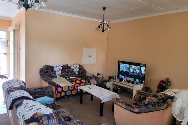 Central located close to the Nahoon River and Beacon Bay Club.  Perfect for an investment this lovely 2 bedroom sharing a bathroom with ...