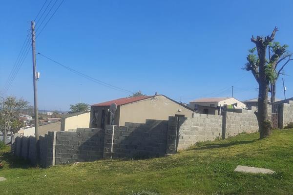 ID PROPERTIES presents this cosy corner house in mdantsane nu2. The house is fully walled and secured and it has a built in ...